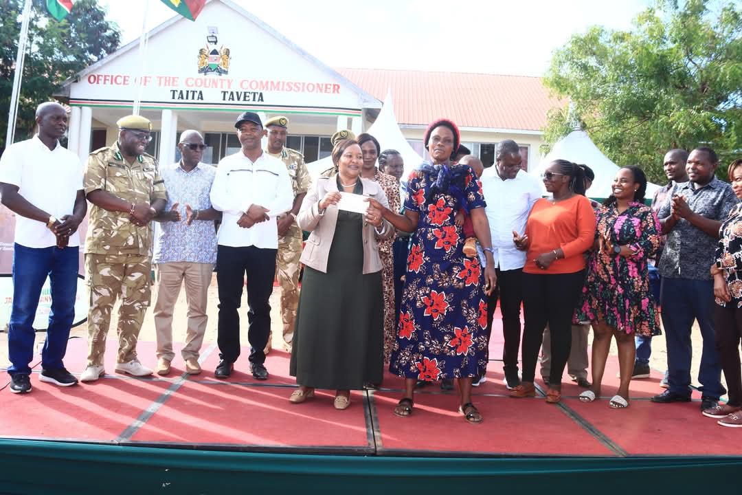 Joined CS Rebecca Miano in Mwatate, Taita Taveta County for a community engagement meeting on HWC compensation. Cheques were issued to claimants who were appreciative of the government's intervention after many years of waiting. Present were the Deputy Governor (H.E. Christine
