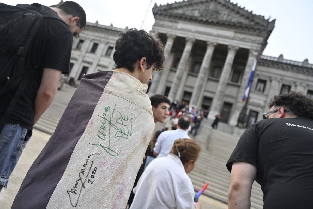 El pueblo no se va, sigue acompañando a quien nunca se fue del lado de su gente. Con el corazón en la mano
y un “gracias” en los ojos