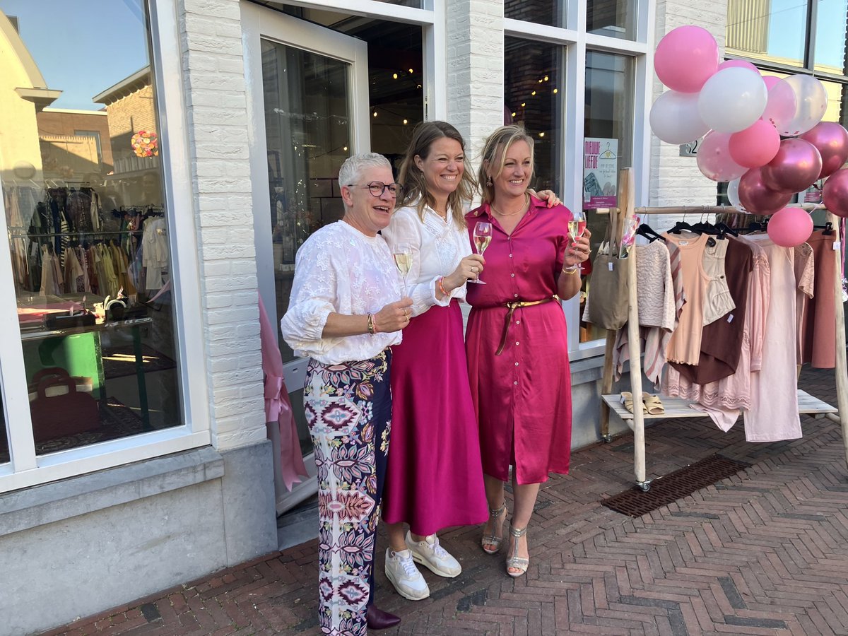 Zojuist de pop-up-store ‘nieuwe liefde’ geopend van Marieke, Marjolein en Cindy in de Kwinkelier (nr 52), mooie kleding die een tweede leven verdient. Goed voor de aarde en goed voor een bruisend centrum Bilthoven! Van harte gefeliciteerd!