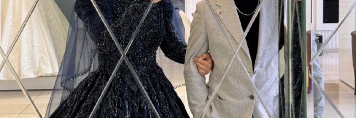 Sen sadece sevdiğim biri olmaktan daha fazlası oldun.
Kaybolduğumda kafamın içindeki ses,
zayıf olduğumda yaslandığım güç,
ve seni her gördüğümde
kalbimin biraz daha hızlı atmasının sebebisin.
Sen benim dünyamsın....