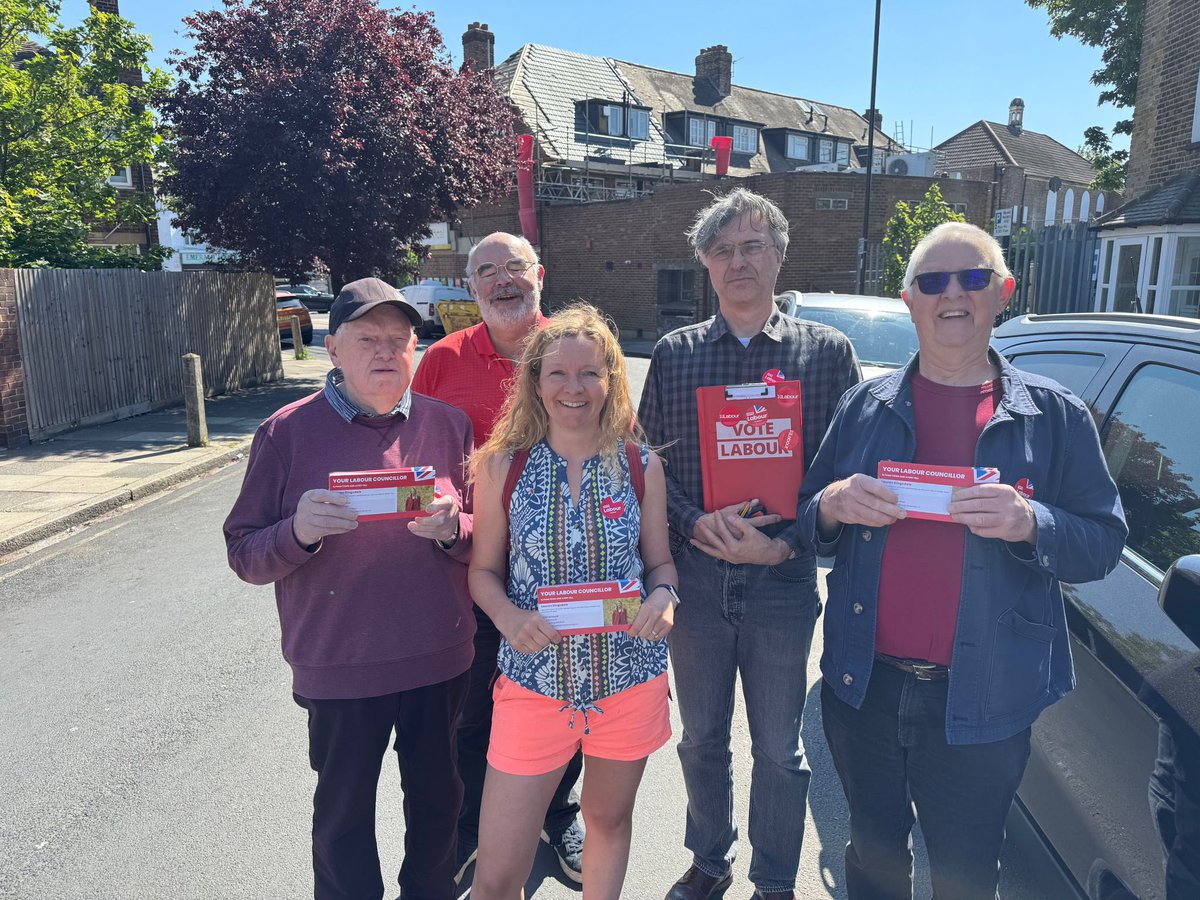 It was great to be out on the #labourdoorstep this past sunny weekend - speaking to residents on Blanmerle Road. Thanks to John, John, David and Bob for joining me! 🌹