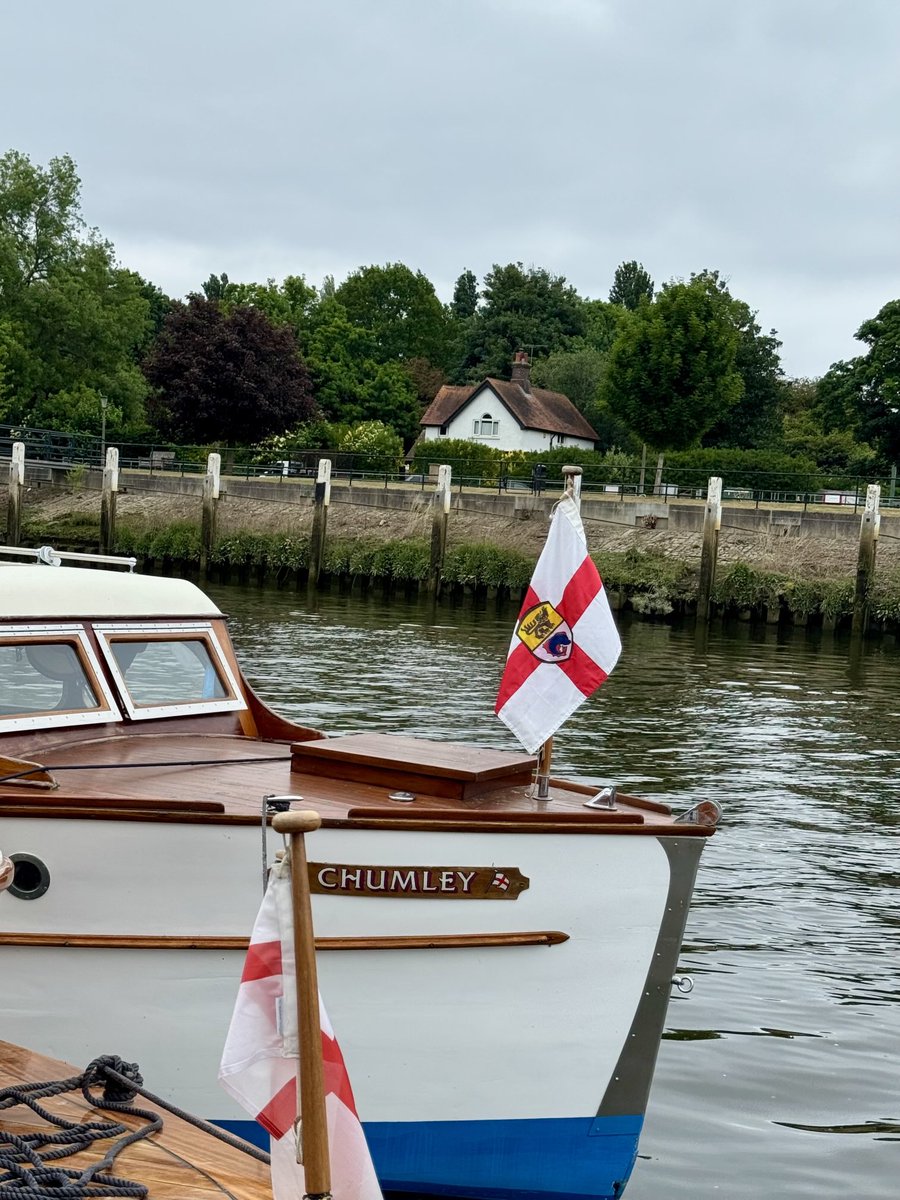 The “Dunkirk Jack” - the official flag of the Association of Dunkirk Little Ships. Features the Cross of St George with the coat of arms of the city of Dunkirk. Here flown on one of the original ships that will take part in the Channel crossing 🇬🇧 🇫🇷 next Wednesday #Dunkirk85
