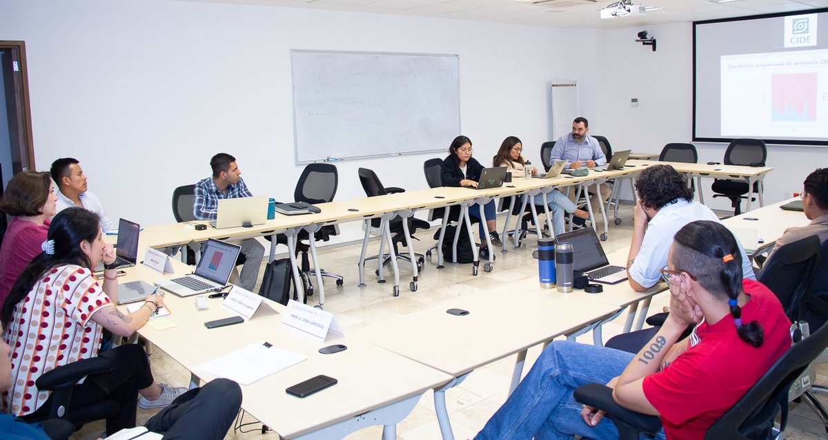 Lorena Torres (<a href="/lorssaa/">Lorena T</a>) nos platicó ayer en el Seminario de Política y Gobierno los avances de su tesis doctoral: “Dinámicas de cambio y persistencia en la asistencia de seguridad bilateral: Un enfoque desde el país donante”.