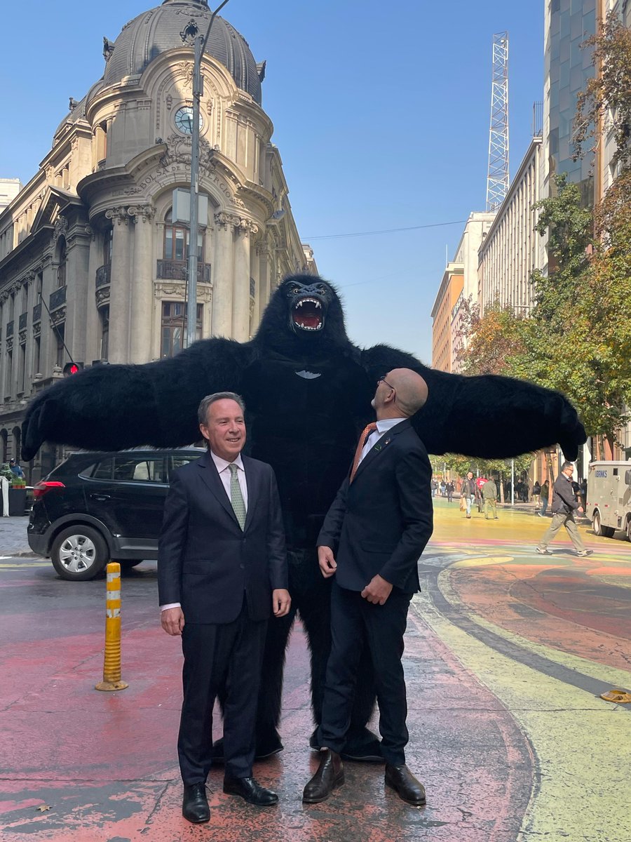 Embajada de Australia en Chile y Ecuador (@ausembcl) on Twitter photo Nos reunimos con el Embajador Hernán Bascuñán, director de la <a href="/AcadeAB/">Academia Diplomática de Chile</a>, para conversar sobre la formación diplomática de ambos países y explorar nuevas formas de cooperación. 🇦🇺🤝🇨🇱
Tuvimos un encuentro inesperado por las calles de Santiago, que no pudimos dejar pasar. Nos reunimos con el Embajador Hernán Bascuñán, director de la <a href="/AcadeAB/">Academia Diplomática de Chile</a>, para conversar sobre la formación diplomática de ambos países y explorar nuevas formas de cooperación. 🇦🇺🤝🇨🇱
Tuvimos un encuentro inesperado por las calles de Santiago, que no pudimos dejar pasar.