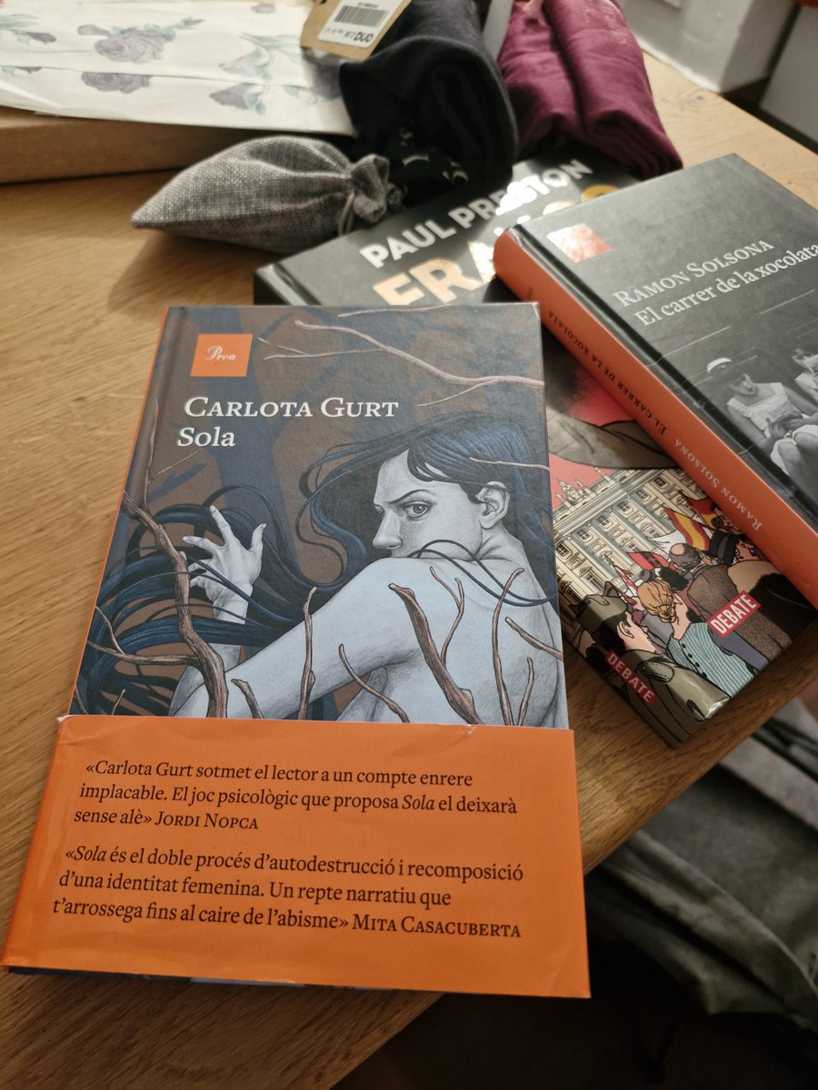 Com no et trobo en el cel blau, he de dir-te per aqui que avui vaig comprar aquest llibre teu, <a href="/CarlotaGurt/">La Gurt</a>.

M'ha fet molta il·lusió perquè ens coneixem d'aquí. 

#Llibres #Llegir #Gaudir