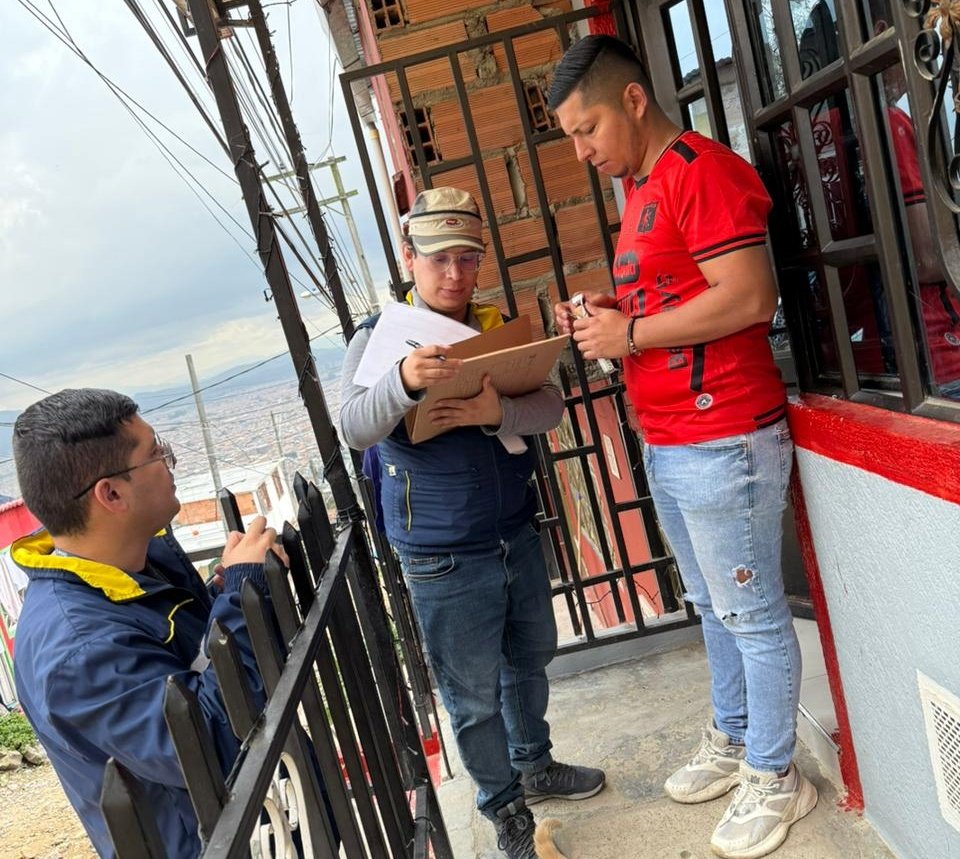 UNGRD's tweet photo. El grupo de gestores comunitarios de la #UNGRD adelanta jornadas de caracterización en el municipio de #Soacha, Cundinamarca, ante el crecimiento de asentamientos informales en zonas consideradas de amenaza alta.

Estas actividades se desarrollan en articulación con la @RCUNDINAMARCA y la Oficina de Gestión del Riesgo de Soacha, con el objetivo de identificar las condiciones sociodemográficas de los núcleos familiares que habitan el sector.

Además, se promueven espacios participativos para el fortalecimiento comunitario, socializando los planes familiares de emergencia y entregando el directorio de emergencias, como parte de una estrategia integral de sensibilización, preparación y respuesta ante cualquier eventualidad.