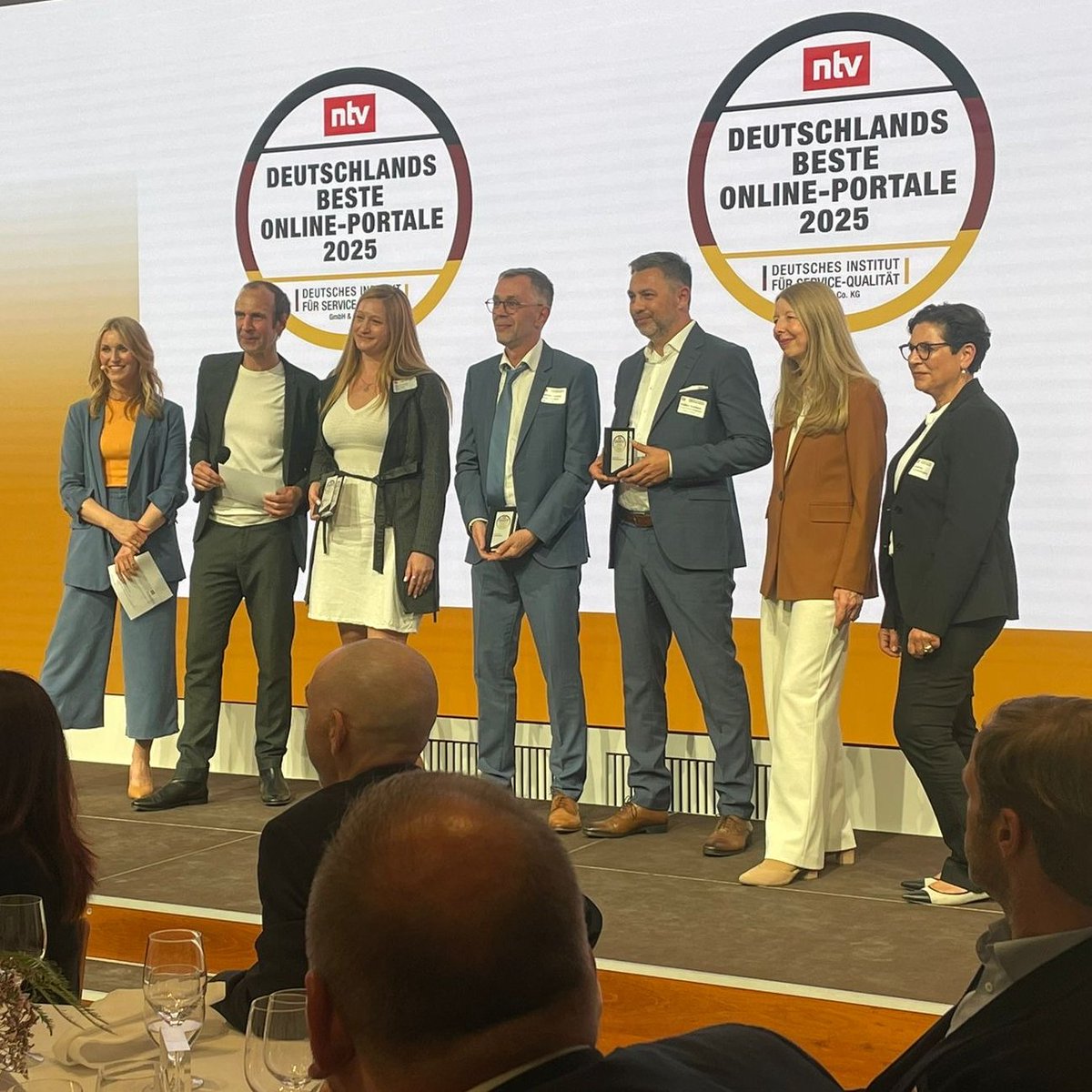 🌐🏆 Deutschlands Beste Online-Portale 2025 – die Bühne   gehört den Siegern!

Die Preisverleihung in Berlin läuft auf Hochtouren.
📊 Grundlage: 53.000 Kundenurteile, 71 Kategorien.

 👉 Alle Infos: bit.ly/3URXMEb

#besteportale #award #ntv #DISQ #onlineportale