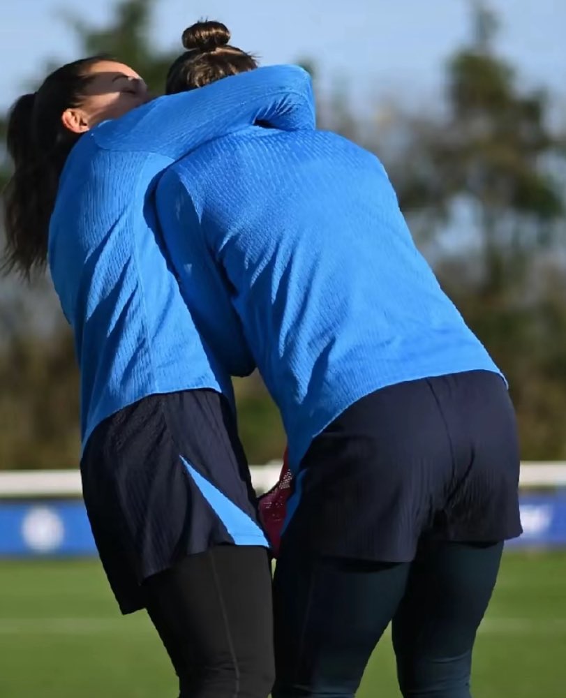 EMMAyOnaB's tweet photo. Dating Lucy Bronze and Johanna https://t.co/uS7R9JA8Fh