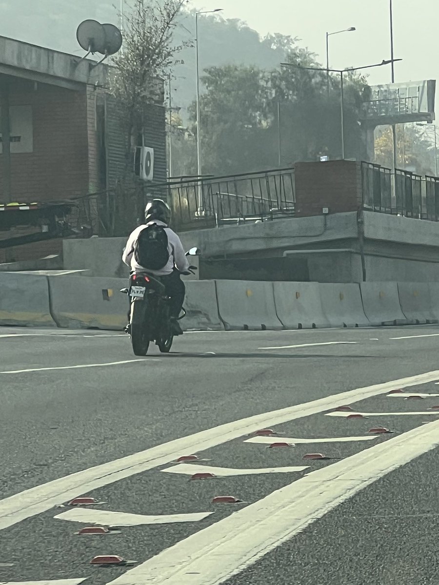 Una vez más pasándose de listos en la <a href="/CostaneraNorte_/">Costanera Norte</a> <a href="/Carabdechile/">Carabineros de Chile</a> aquí les dejo la foto creo se lee la patente.
PLV75 me parece