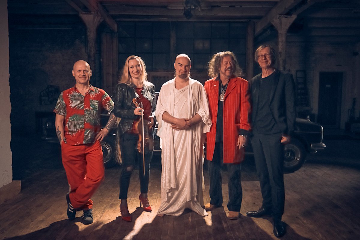 "Das Unheil" (The Disaster), the new video from Berlin band Knorkator - Featuring Christian Flake Lorenz - is out now ► youtube.com/watch?v=bvUWHk…

Photo: <a href="/knorkatormusik/">knorkator</a>