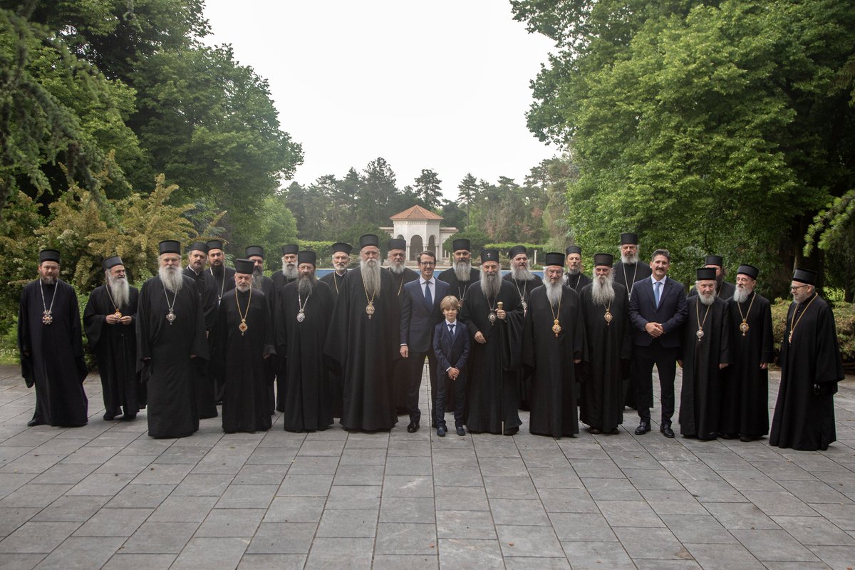 PrincFilip1's tweet image. Вечерас сам имао част да у Краљевском Двору угостим Његову Светост, Патријарха српског Порфирија, и архијереје Српске православне цркве – учеснике редовног заседања Светог Архијерејског Сабора. Вечери су присустовали и мој син Стефан и брат близанац Александар.

У наставку је…