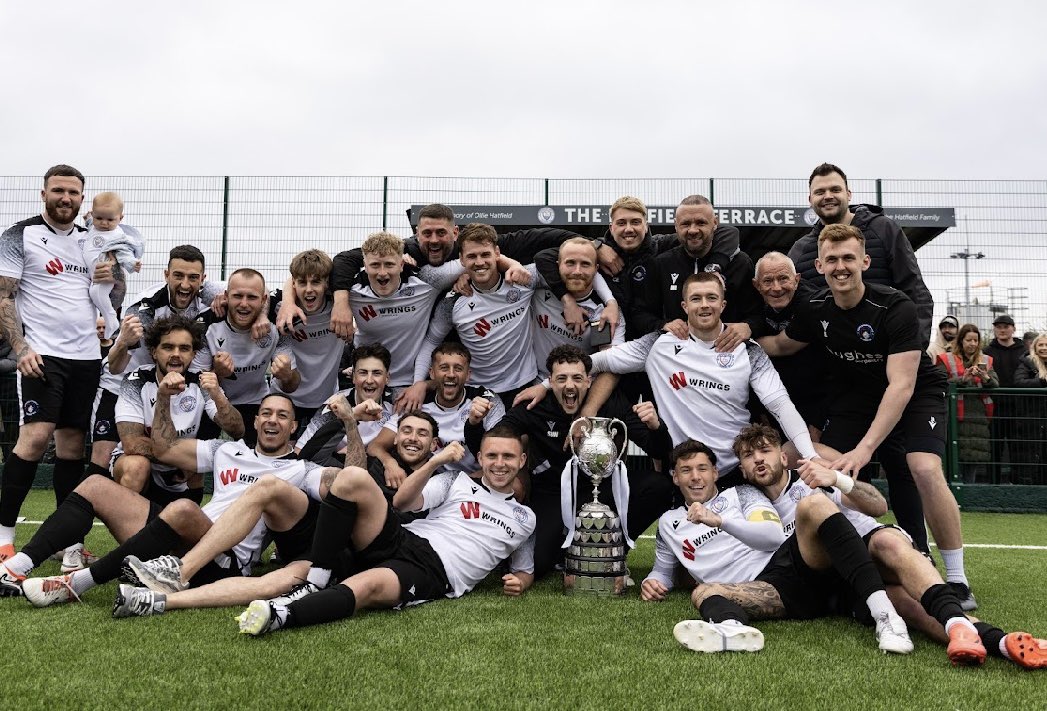 davidthorne__'s tweet photo. What a season, what a club, what a group 🏆🏆 Winners win! @PortisheadTown 🖤🤍 https://t.co/QdxSjNC1BN