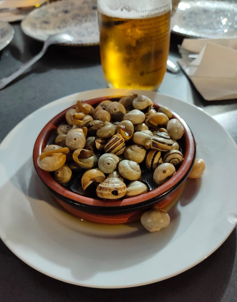Hay multitud de buenos bares en nuestros pueblos para disfrutar de una rica tapa de 🐌🐌🐌 y para muestra un 🔘

📍 La Casa del Pueblo (Guillena)
📝 8,5/10
✅ Bicho limpio, sabrosos y magnífica presentación
🍻 Para tomarse unas cuantas...

#AgentesODCA