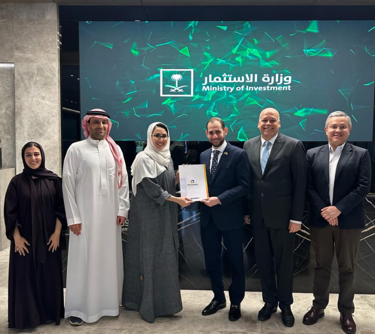 🇨🇴🤝🇸🇦 En el marco de la agenda oficial en Arabia Saudita, desde ProColombia acompañamos la reunión entre el Embajador de Colombia en el Reino, Rayan El Barkachi Abou, y el Prof. Hisham S. Aljadhey, CEO de la Saudi Food and Drug Authority (SFDA), junto a nuestro equipo para India