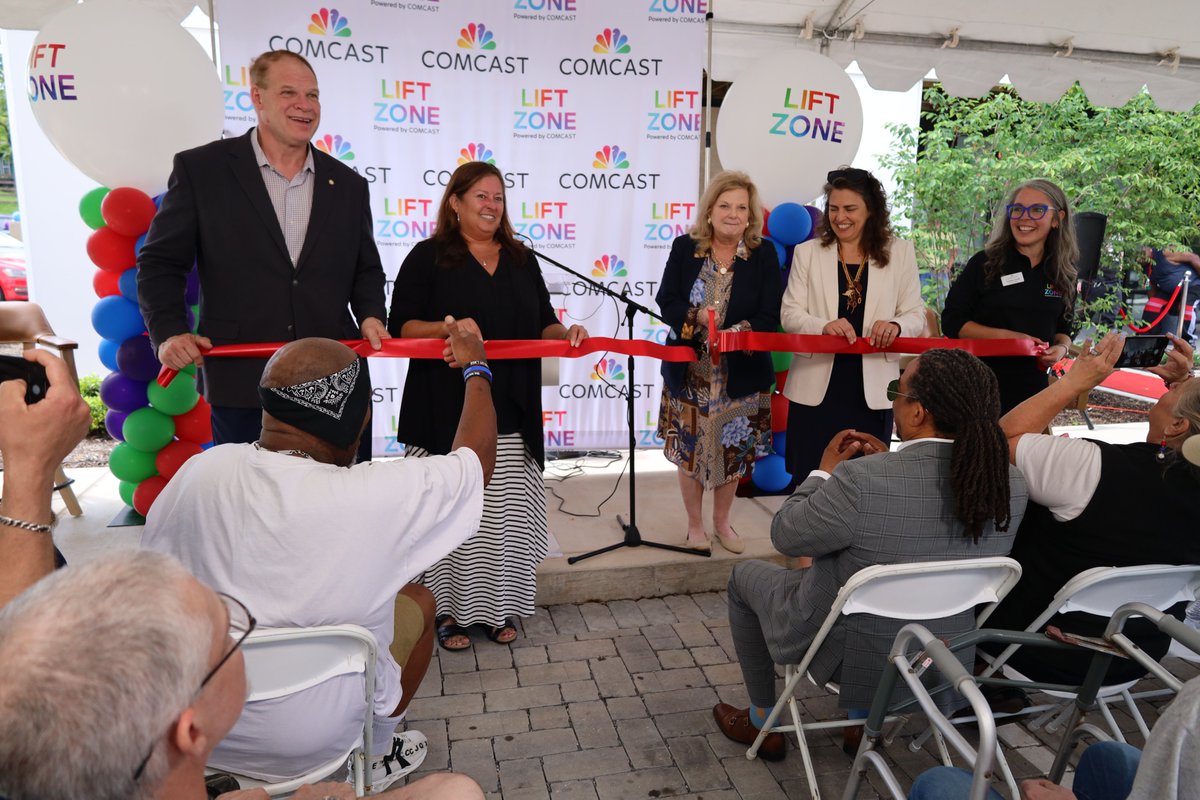 KnoxvilleCDC's tweet image. Thanks to a partnership with Comcast, residents at Liberty Place now have access to free high-speed internet! A Lift Zone WiFi hotspot launched today, and residents also received new laptops. #DigitalLiteracy #LiftZone #Comcast #PartnershipsMatter #LibertyPlace