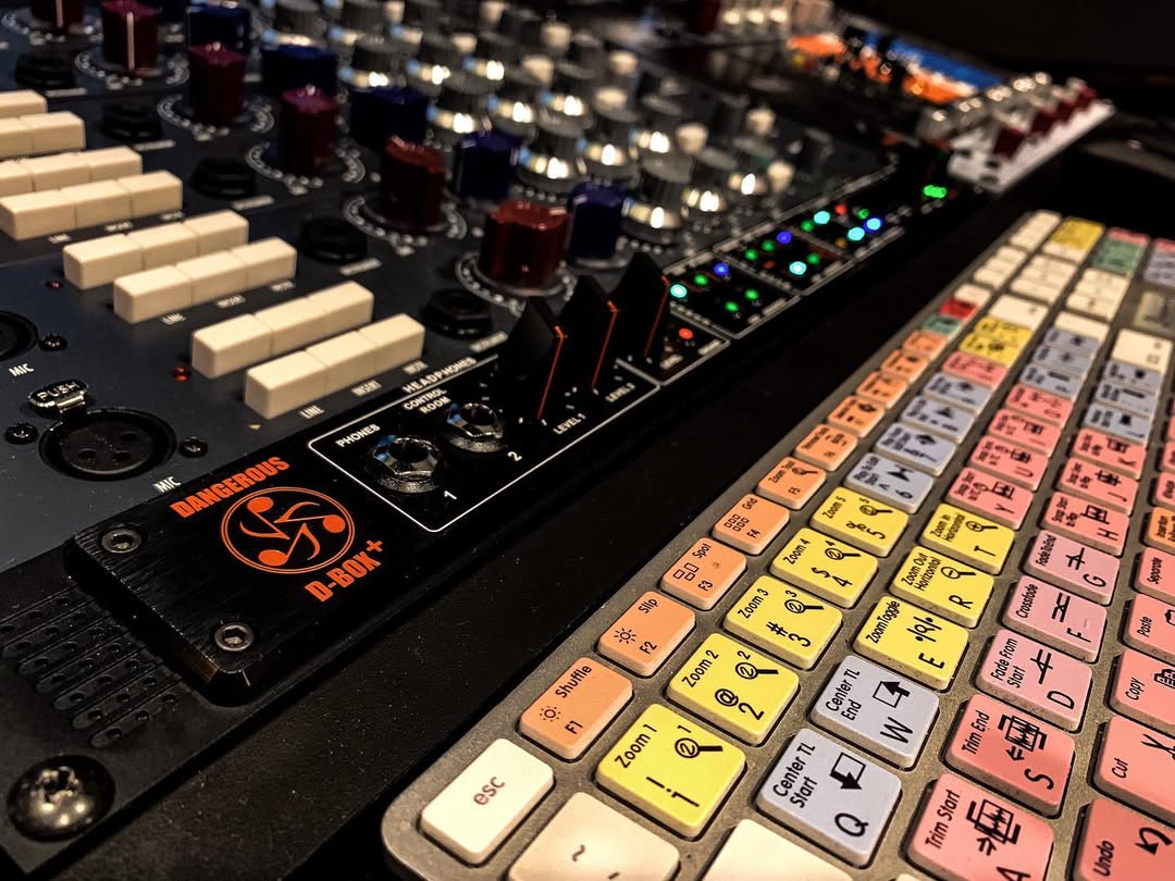 Riott House Studio just leveled up their setup with the #dangerousmusic D-BOX+. "We are so excited and proud to announce Dangerous Music D-BOX+ is the helm of our audio/monitor source! So many options and such clarity." 

Learn more dangerousmusic.com/product/d-box-…

#MixDifferent