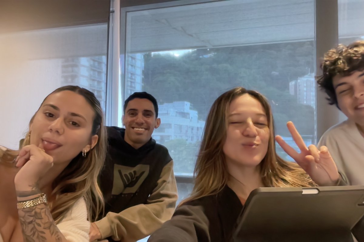 kingsjestgame's tweet image. Team pic 🫶
That's our team of four devs! We have two coders, one UX designer and product manager aaand the one and only illustrator (who actually happens to study psychology!)
#dev #IndieDevs #IndieGameDevs #indiegames