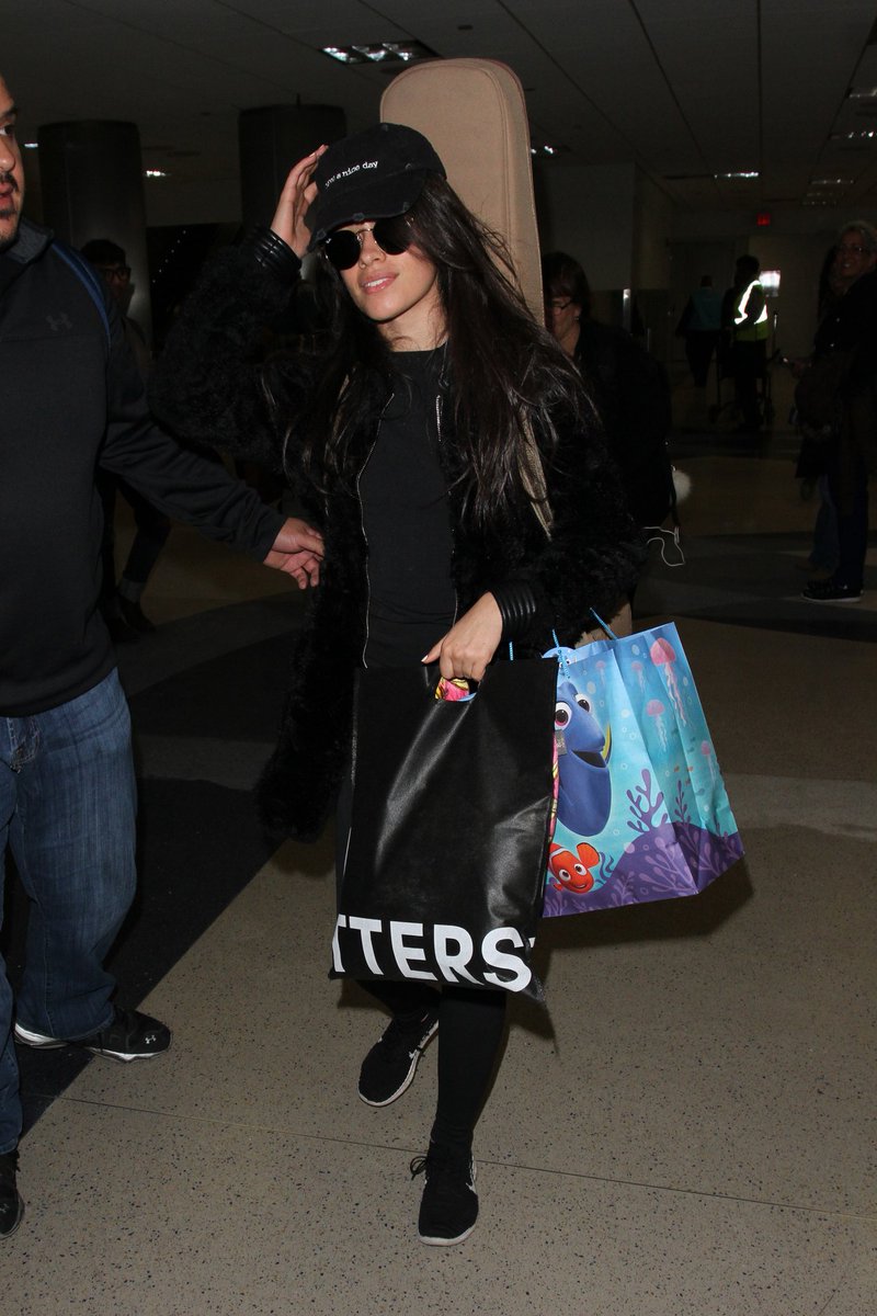 30.11.2016 | CANDIDS - Camila e Sinu (no fundinho) no aeroporto #2