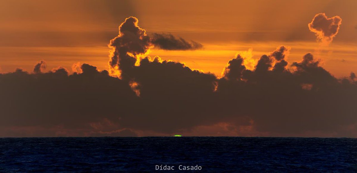 Alonso Hernández Guerra (@alonsohergue) on Twitter photo El rayo verde desde el buque oceanográfico Hespérides en el atlántico sur. Fotografiado por el gran amigo Dìdac Casado de la <a href="/utm_csic/">Unidad de Tecnología Marina (UTM-CSIC)</a> El rayo verde desde el buque oceanográfico Hespérides en el atlántico sur. Fotografiado por el gran amigo Dìdac Casado de la <a href="/utm_csic/">Unidad de Tecnología Marina (UTM-CSIC)</a>