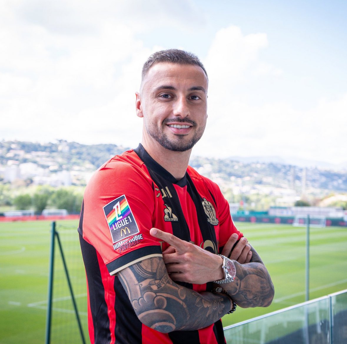 ActuFoot_'s tweet photo. "𝗖𝗘𝗥𝗧𝗔𝗜𝗡𝗦 𝗝𝗢𝗨𝗘𝗨𝗥𝗦 𝗡𝗘 𝗩𝗘𝗨𝗟𝗘𝗡𝗧 𝗣𝗔𝗦 𝗘𝗡𝗧𝗘𝗡𝗗𝗥𝗘 𝗣𝗔𝗥𝗟𝗘𝗥 𝗗’𝗛𝗢𝗠𝗢𝗦𝗘𝗫𝗨𝗔𝗟𝗜𝗧𝗘́" 🚫

Jonathan Clauss 🇫🇷 affirme son soutien à la lutte contre l’homophobie 🏳️‍🌈 et s’exprime sur ce sujet dans le monde du football :

« Certains joueurs se disent "𝑆𝑖 𝑗’𝑎𝑐𝑐𝑒𝑝𝑡𝑒, 𝑖𝑙𝑠 𝑣𝑜𝑛𝑡 𝑝𝑒𝑛𝑠𝑒𝑟 𝑞𝑢𝑒…". 

Moi je m’en fiche complètement ! 𝗝𝗲 𝗻𝗲 𝗰𝗼𝗺𝗽𝗿𝗲𝗻𝗱𝘀 𝗽𝗮𝘀 𝗾𝘂𝗲 𝗹𝗮 𝘃𝗶𝗲 𝗱𝗲𝘀 𝗮𝘂𝘁𝗿𝗲𝘀 𝗻𝗼𝘂𝘀 𝗶𝗺𝗽𝗮𝗰𝘁𝗲 𝗮𝗹𝗼𝗿𝘀 𝗾𝘂’𝗲𝗹𝗹𝗲 𝗻𝗼𝘂𝘀 𝗿𝗲𝗴𝗮𝗿𝗱𝗲 𝗽𝗮𝘀. […]

Il faut sensibiliser les jeunes dès l’école ! 

Aujourd’hui, si, à 10-12 ans tu dis que tu t’en fiches d’avoir un ami gay, dix autres ne seront pas d’accord donc tu te rangeras de leur côté car ils sont nombreux, cool et costauds… »

🗞️ @lequipe