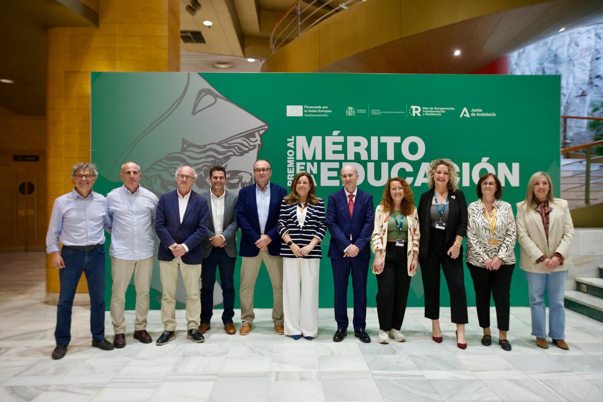 educacionmlg's tweet photo. 🥇Los Premios regionales al Mérito Educativo reconocen con la Medalla de Oro a la profesora de la @EOI_Malaga María Fernanda González de Cobos, por su dedicación en el ámbito de la innovación de la enseñanza de idiomas. ¡Muchas felicidades! @Miguel_Briones_ @EducaAnd https://t.co/pyXOUVHtwD
