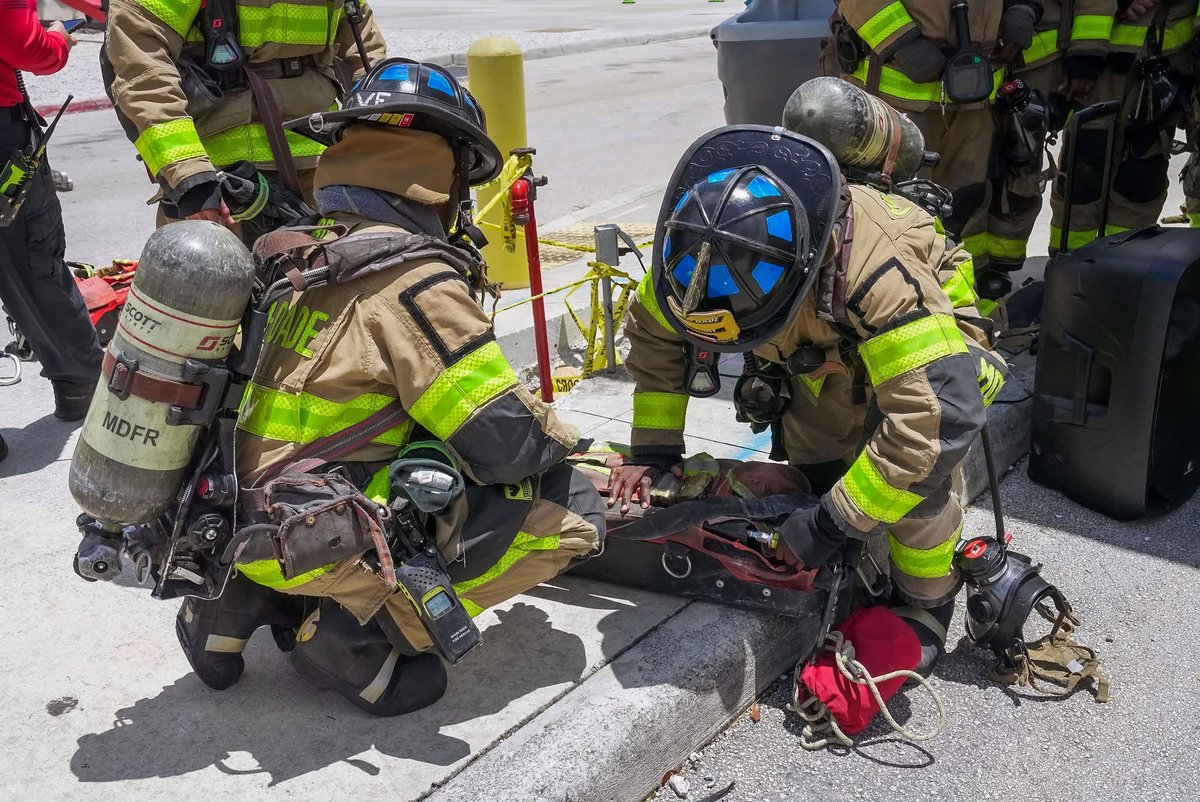 MiamiDadeFire's tweet photo. This week, #MDFRClass157 is learning and practicing Rapid Intervention Team (RIT) skills for when they may be called upon to rescue a crew member. As part of their training, the recruits are practicing skills to locate a missing firefighter and bring them to safety as quickly as possible.
