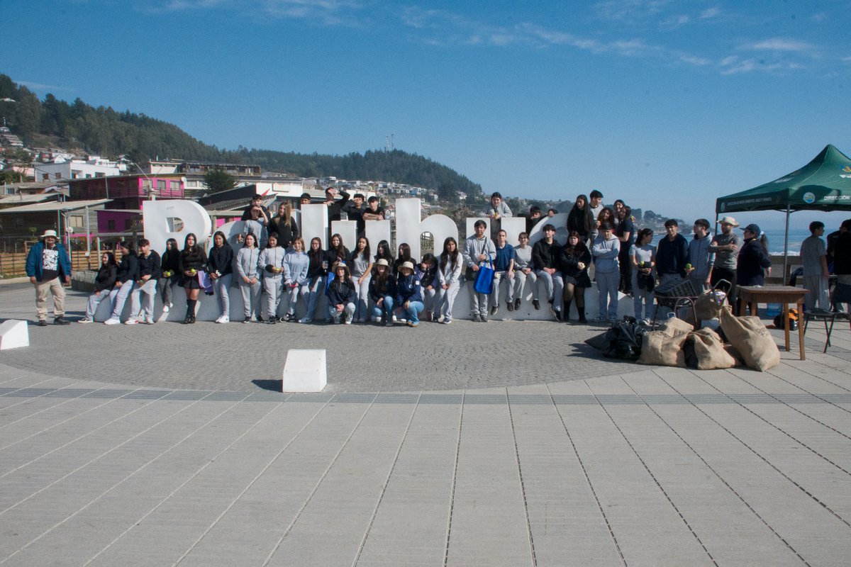 sernapesca's tweet photo. #Maule: en el marco de actividades en el #mesdelmar participamos de la limpieza de la playa Pelluhue. La actividad fue organizada por @munipelluhue y contó además con la presencia de los alumnos del liceo de la comuna, a quienes enseñamos sobre el cuidado del ecosistema marino. https://t.co/Sa65UBh1nJ