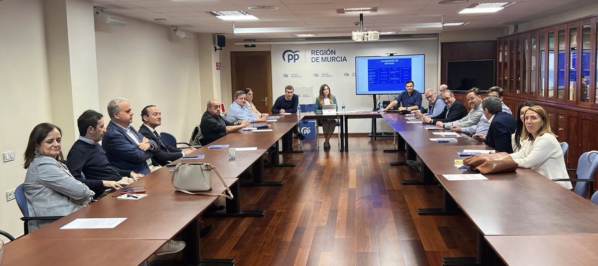 ppcentroeste's tweet photo. Reunión de vecinos del Diistrito para trasladar propuestas de mejora para nuestros barrios con la vice alcaldesa @Rebepl Rebeca Pérez, el Presidente de la JM Lorenzo Tomás @estareaquimismo y el gerente de @PPRMurcia Alejandro Zamora #Seguimos @PopularesMurcia https://t.co/IViDDufJJS