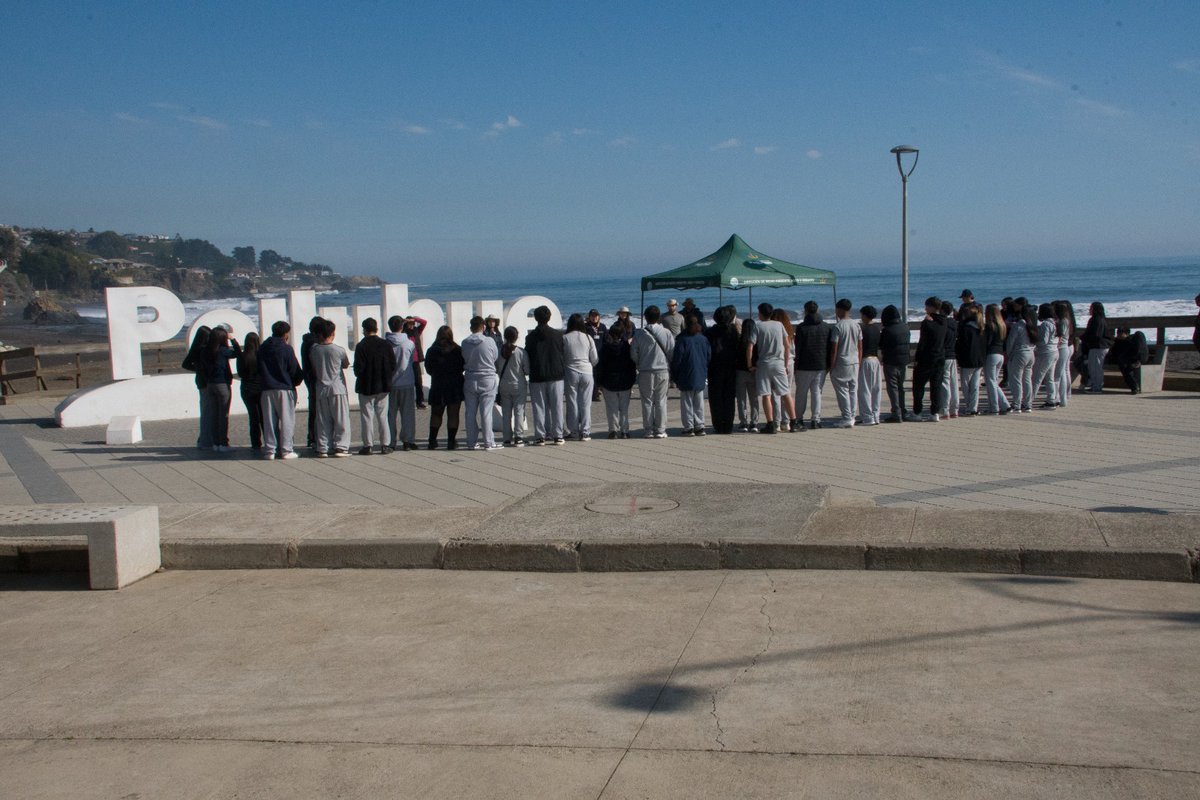 sernapesca's tweet photo. #Maule: en el marco de actividades en el #mesdelmar participamos de la limpieza de la playa Pelluhue. La actividad fue organizada por @munipelluhue y contó además con la presencia de los alumnos del liceo de la comuna, a quienes enseñamos sobre el cuidado del ecosistema marino. https://t.co/Sa65UBh1nJ