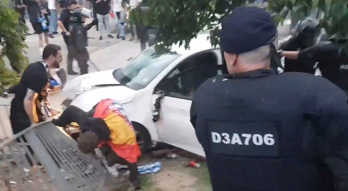 Tiempo de Juego (@tjcope) on Twitter photo 💥INFORMA <a href="/qiglesias/">Quique Iglesias</a>, sobre el atropello en Cornellá
🚨 La conductora del Peugeot atropella a otra mujer, que queda atrapada debajo el coche
😱 La gente de alrededor zarandea el coche para sacar a la atrapada y la conductora vuelve a acelerar, llevándose por delante a varias 💥INFORMA <a href="/qiglesias/">Quique Iglesias</a>, sobre el atropello en Cornellá
🚨 La conductora del Peugeot atropella a otra mujer, que queda atrapada debajo el coche
😱 La gente de alrededor zarandea el coche para sacar a la atrapada y la conductora vuelve a acelerar, llevándose por delante a varias