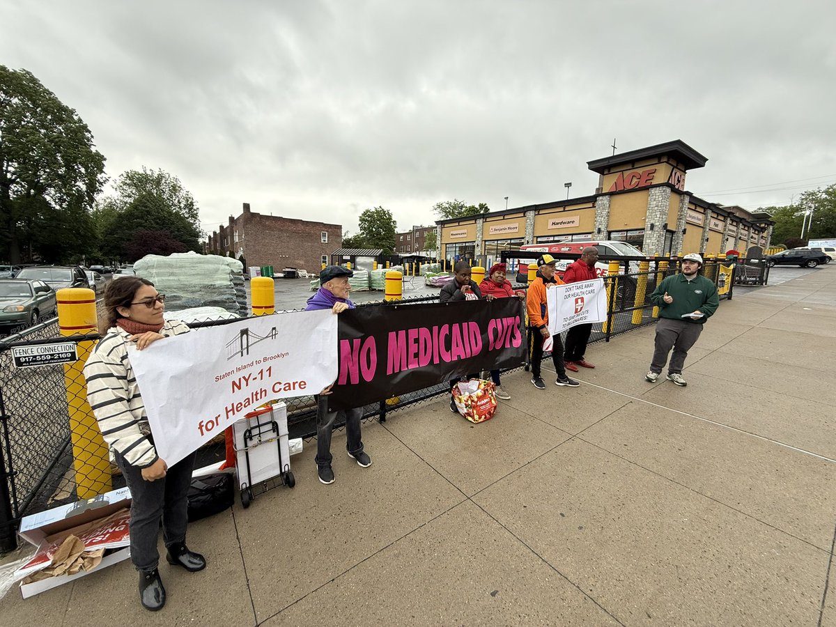 ESVoices's tweet image. Yesterday, Empire State Voices joined @HealthEdProject and @citizenactionny for a rally outside @RepNicole’s Staten Island Office.
Constituents shared their stories about how Medicaid cuts would harm them and their families. #HandsOff our Medicaid!