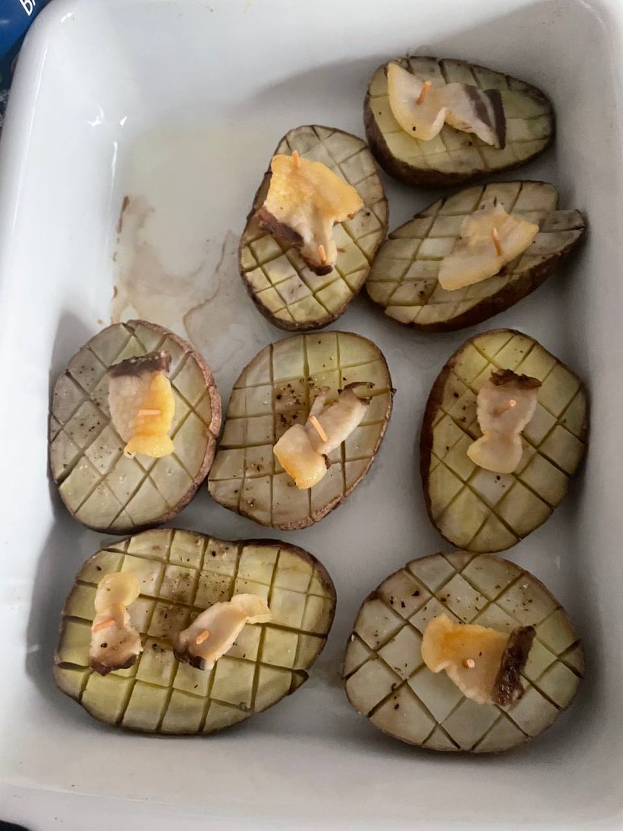 Мы были очень голодные, ушли обедать в кафе, а когда пришли, нам предложили то, что на фото ниже.
Я из любопытства попробовала даже. А то человек сильно расстроился, что мы игнорируем её старания.
Ну, короче, оно было горьким и жёстким. Поесть заранее было отличным решением.