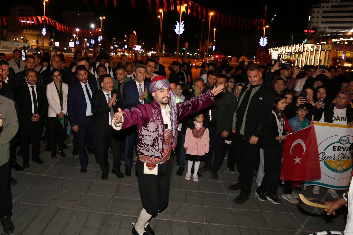 Valimiz Sayın Gökmen Çiçek, 19 Mayıs Atatürk'ü Anma, Gençlik ve Spor Bayramı münasebeti ile düzenlenen "Fener Alayı Yürüyüşü" programına katıldı.