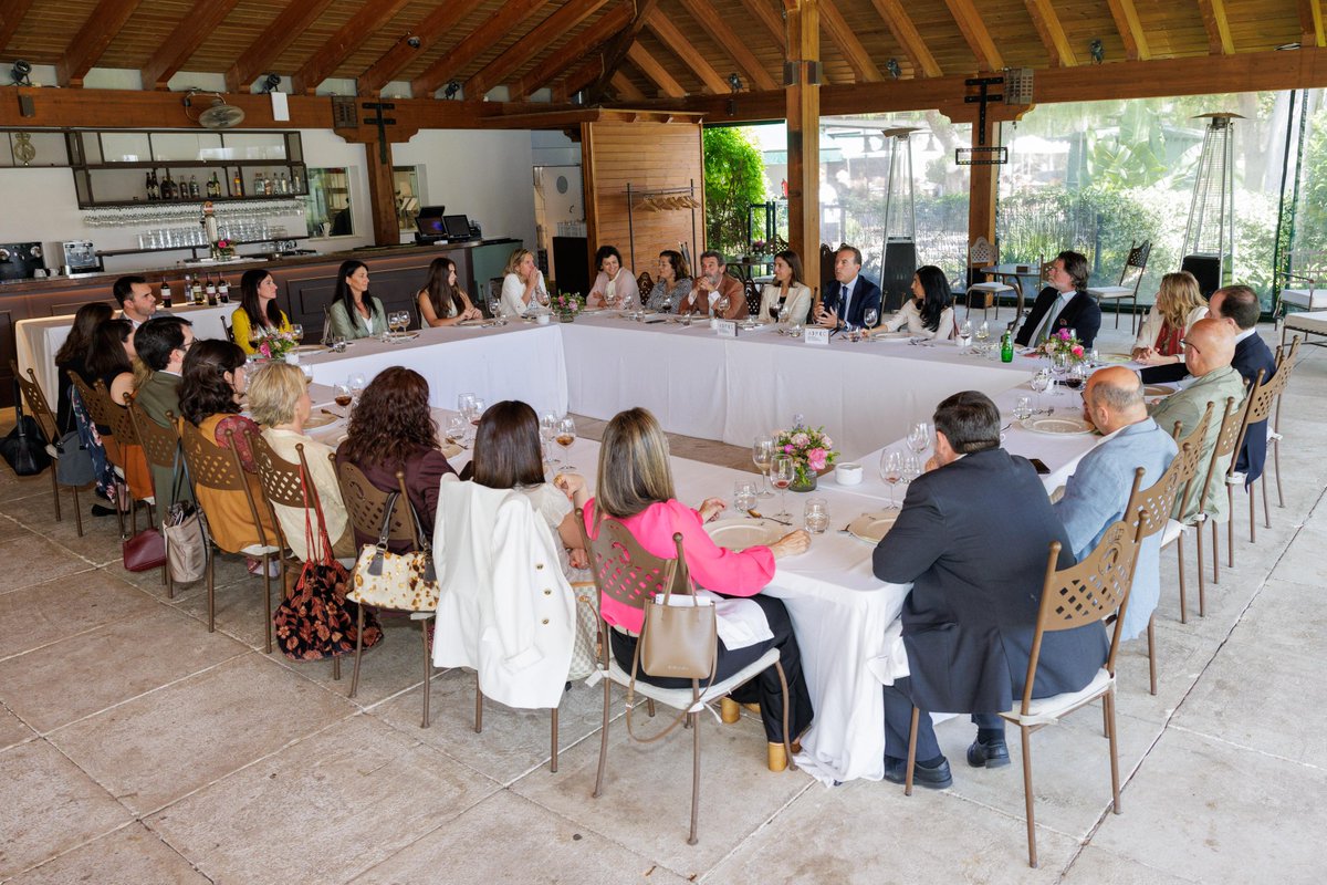 🔴 #ActividadAPC | Enriquecedor almuerzo-coloquio con Gustavo Fuentes, DG de <a href="/GrupoADMtv/">Grupo ADM</a> y presidente de <a href="/clusterland/">LAND</a> sobre los retos y oportunidades del sector audiovisual andaluz.

📸 Guillermo Aguilar Vázquez