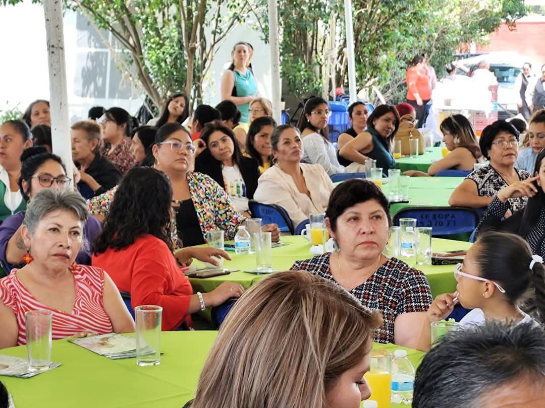 ¡FELICIDADES MAESTRAS Y MAESTROS EN SU DÍA!

Gracias, maestras y maestros, por encender la luz del conocimiento, sembrar valores y transformar vidas con su entrega y pasión. 

¡Feliz Día del Maestro y de la Maestra! 

#DiaDelMaestro #DiaDeLaMaestra #DiaDeLosMaestrosyDeLasMaestras