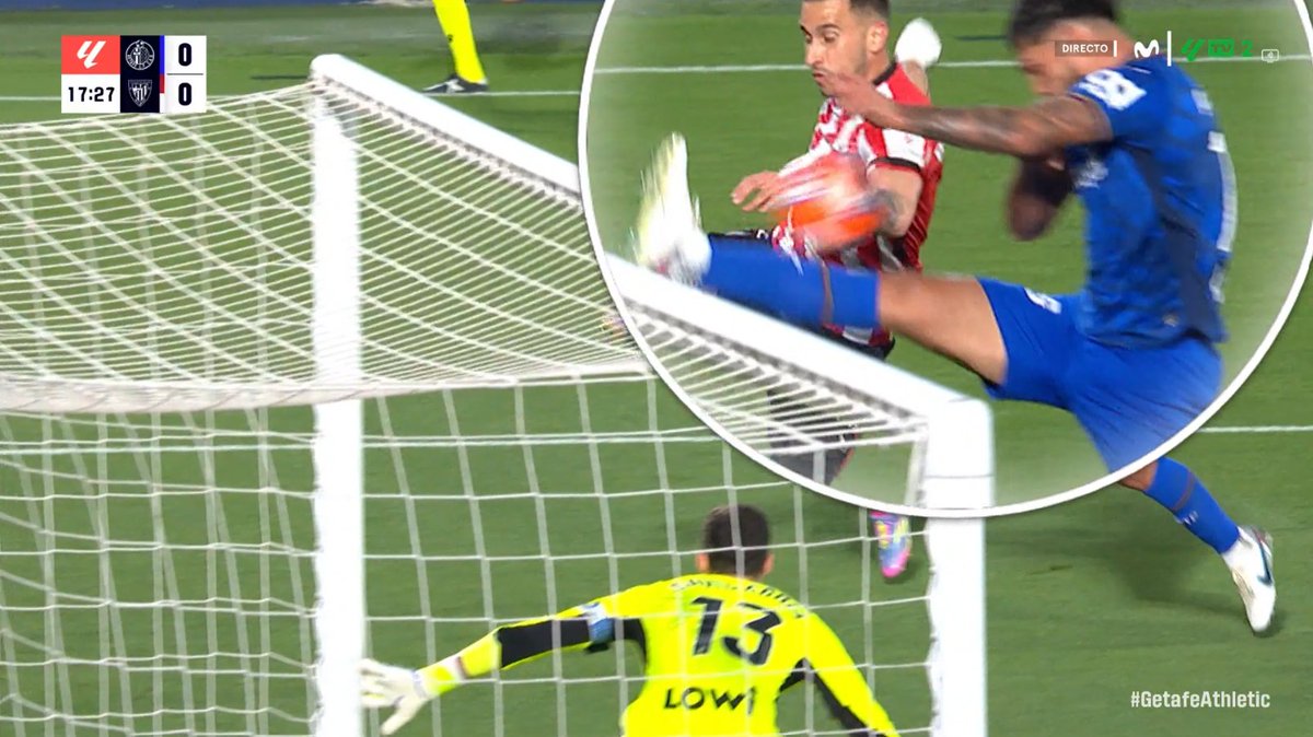 ArchivoVAR's tweet photo. 🖥️💥 Show absoluto de Cuadra Fernández y Sánchez Martínez en el Getafe - Athletic Club.

👉🏻 Alderete, con el brazo abierto y ocupando un espacio, desvía el centro de Berenguer.

❌ PENALTI CLARÍSIMO.

▪️ El toque previo en su mano derecha no le exime de cometer infracción. https://t.co/66wMwYQ45C