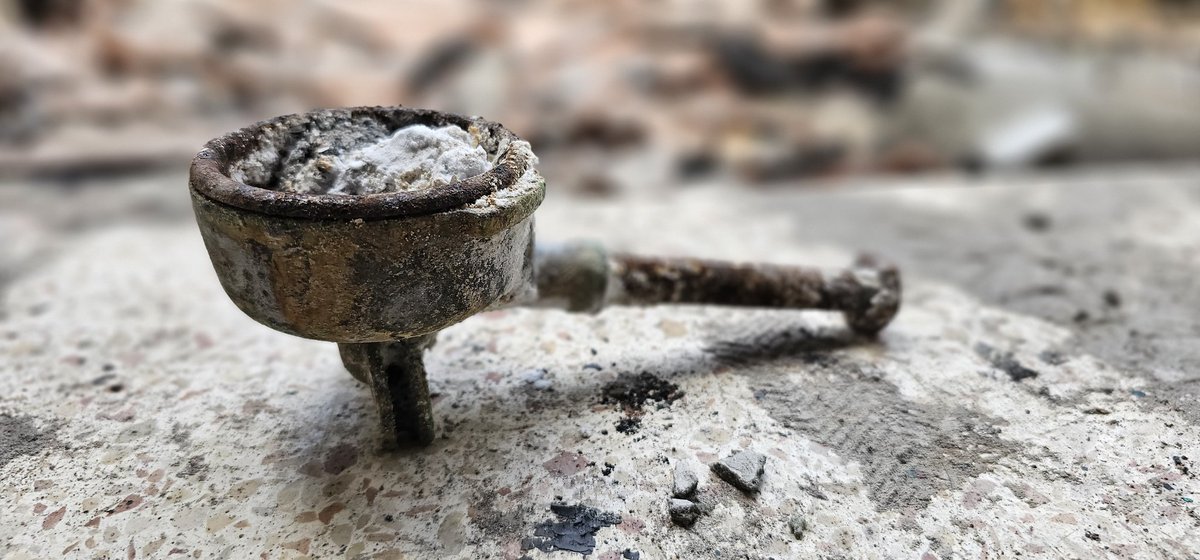 בכל פעם שאני עובר בבית בניר עוז אני מוצא דברים מעניינים שעוד לא ראיתי. והיום:
1. המפתח של הבית בתוך הצילינדר של הדלת שהייתה נעולה.
2. קופסאת שימורים שהתפוצצה מהחום וגרגירי חומוס שרופים שנשפכו ממנה.
3. כף מזיגה של מכונת הקפה, עוד עם קפה בתוכה.
עולם ומלואו.