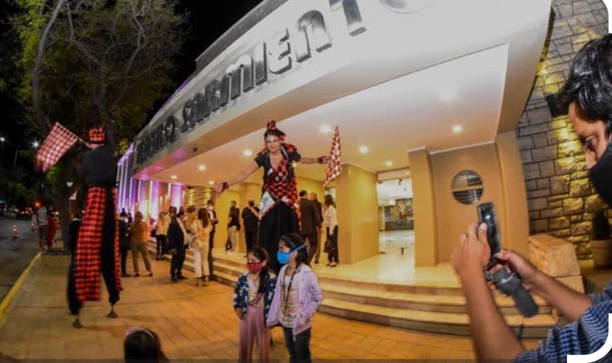 🎭 El Teatro Sarmiento, uno de los íconos culturales de San Juan, volvió a abrir sus puertas anoche tras su puesta en valor, con una inversión de $680 millones.
El edificio fue sometido a mejoras en la fachada, accesos y camarines, como también a la instalación de nuevas butacas.