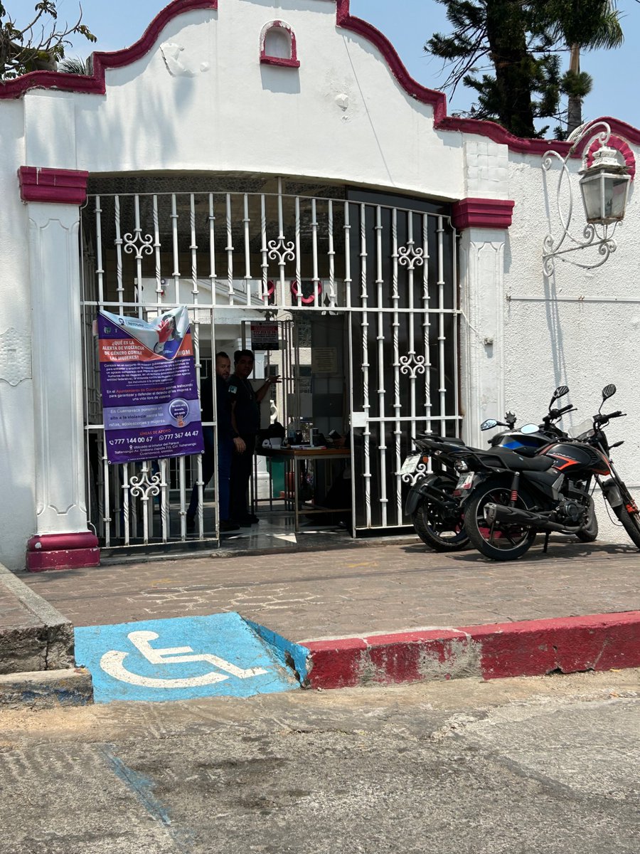 CesarInfante3's tweet photo. Bendito @DIF_Cuernavaca que obstruyes las banquetas y las conviertes en estacionamientos para motos de tus trabajadores @supercivicosmx @CuernavacaGob @DiariodeMorelos @ReyPeaton https://t.co/k1xJi1PTP3