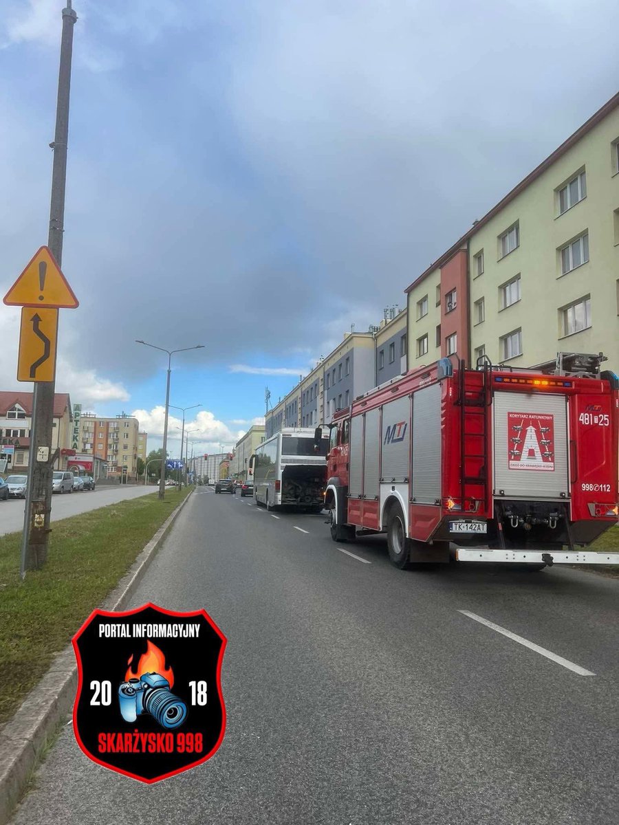 Spotted_SkoKam's tweet photo. W Skarżysku-Kamiennej na ulicy Piłsudskiego doszło do samozapłonu komory silnika autokaru. Na miejscu pracuje jeden zastęp JRG Skarżysko. Mogą potrwać chwilowe utrudnienia w ruchu.

#skarzysko #utrudnienia https://t.co/NLrXKCAjOK