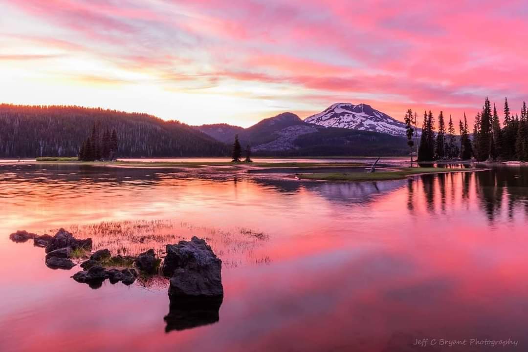 unknown_patriot's tweet photo. Something to brighten your day. Sunset at my favorite lake, Sparks Lake, Central Oregon Cascades. The road opens soon but it might be a few weeks until we can access the lakes. I plan to shoot a bunch more up there this year. https://t.co/l0vCqqNP8t