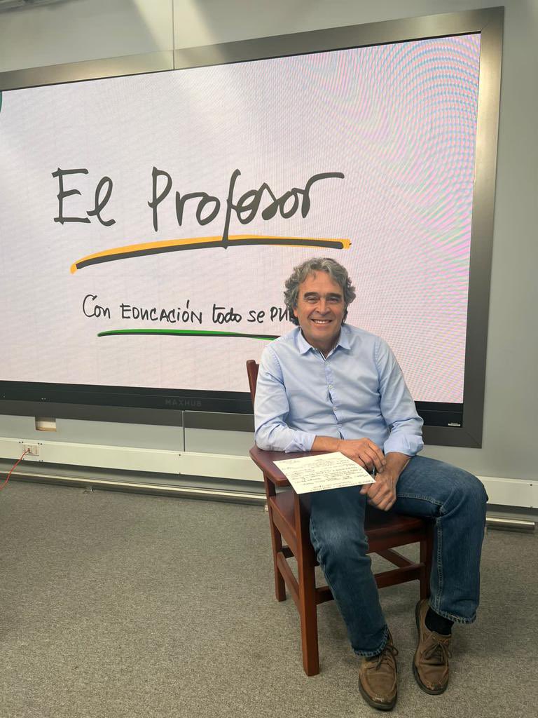 AVallejoArias's tweet photo. Hoy, en el día del maestro, quiero agradecer al profesor Sergio Fajardo por enseñarnos desde el ejemplo que hay otra forma de hacer política: con principios, sin trampa, con respeto, con honestidad ¡Gracias!

Feliz día profe 👨🏻‍🏫. https://t.co/Xj41qM9YEo