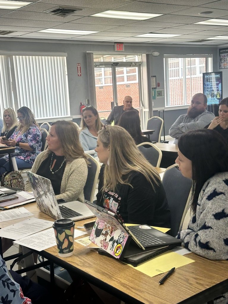 mercer_schools's tweet photo. Mercer County Principals put AI to the test today in a policy deep dive! ๐ป Dr. Ernie Adkins showed how AI can help analyze and apply complex info. #AIinEducation #LeadershipInLearning #MercerProud https://t.co/N7K8ctuBCN