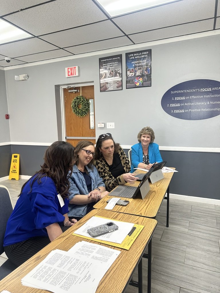 mercer_schools's tweet photo. Mercer County Principals put AI to the test today in a policy deep dive! ๐ป Dr. Ernie Adkins showed how AI can help analyze and apply complex info. #AIinEducation #LeadershipInLearning #MercerProud https://t.co/N7K8ctuBCN