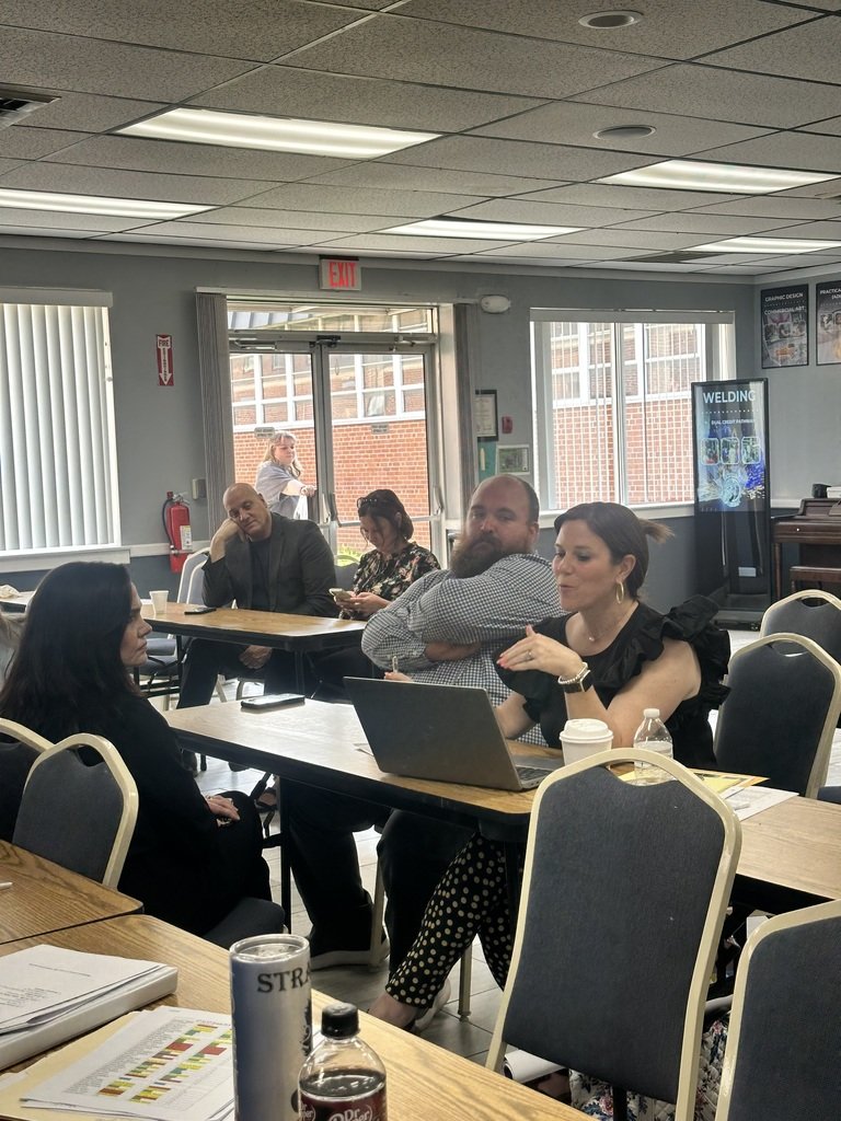 mercer_schools's tweet photo. Mercer County Principals put AI to the test today in a policy deep dive! ๐ป Dr. Ernie Adkins showed how AI can help analyze and apply complex info. #AIinEducation #LeadershipInLearning #MercerProud https://t.co/N7K8ctuBCN