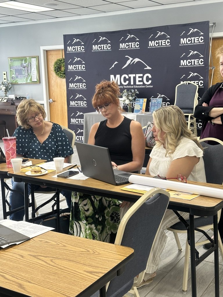 mercer_schools's tweet photo. Mercer County Principals put AI to the test today in a policy deep dive! ๐ป Dr. Ernie Adkins showed how AI can help analyze and apply complex info. #AIinEducation #LeadershipInLearning #MercerProud https://t.co/N7K8ctuBCN