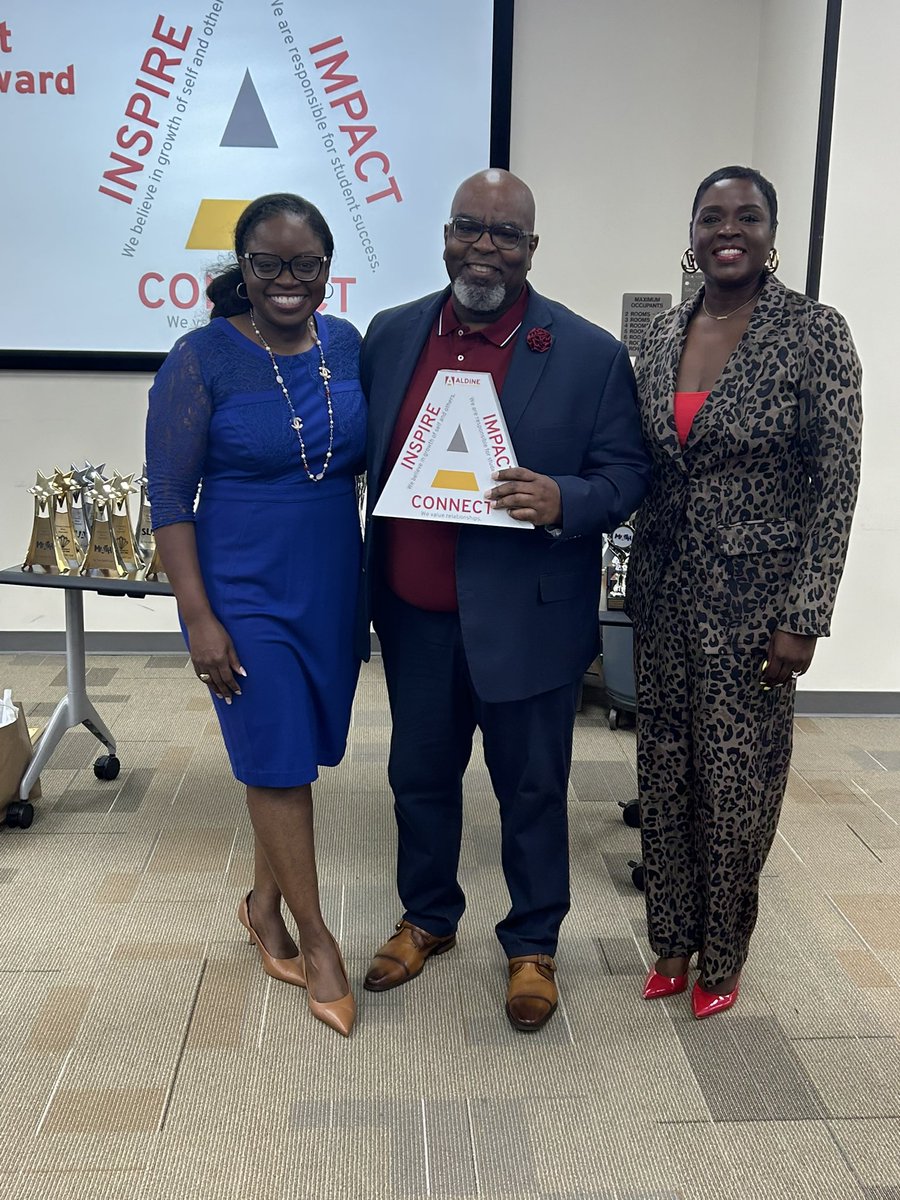 KEC_AISD's tweet image. Congratulations to our awesome principal, Mr. Harvey, for receiving the Aldine Impact Award from Dr. Goffney. Thank you for your bold, courageous leadership for our community!