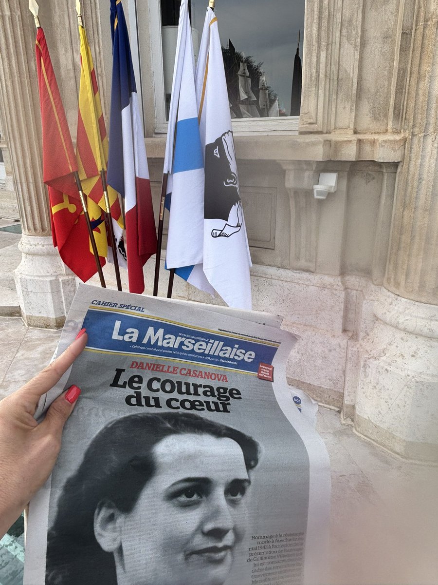 Aux côtés d’Isaline Choury, nièce de #DanielleCasanova, lors de la rencontre littéraire autour du dernier livre qui lui est consacré
Fière que @AssoKalliste ait pu contribuer à raviver la mémoire de cette grande résistante #corse .
Merci à @lamarseillaise pour ce bel hommage !