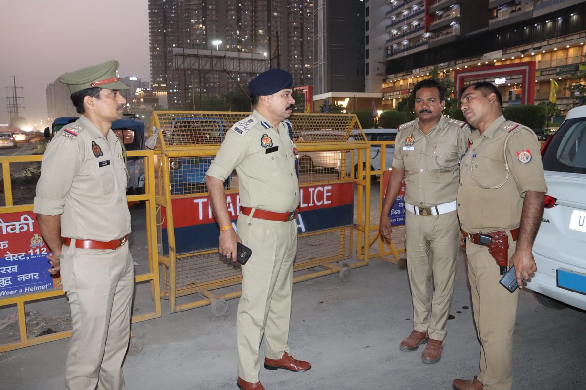 noidapolice's tweet photo. @jtcpnoida द्वारा चार मूर्ति चौक व थाना बादलपुर क्षेत्र में बिसरख मोड़ पर यातायात व्यवस्था का निरीक्षण कर यातायात के सुचारु संचालन हेतु संबंधित थाना प्रभारी, यातायात निरीक्षक व चौकी प्रभारी को आवश्यक दिशा-निर्देश दिये गये। https://t.co/41QF8dQvCQ