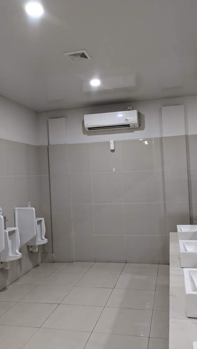 deniashari's tweet photo. Agak kaget masuk toilet rest area ber-AC https://t.co/R3qDeT7AXp